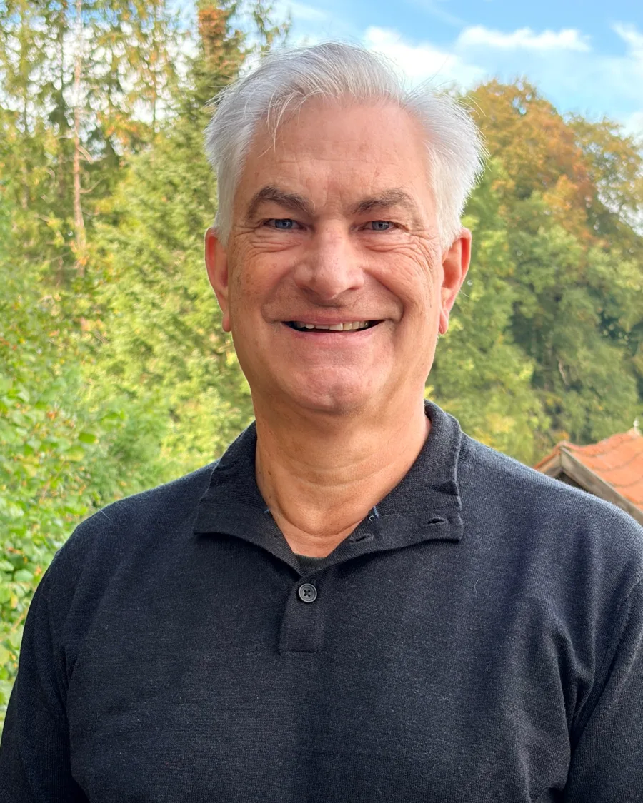 Roman Thomaßin in seinem Garten in Fuchstal